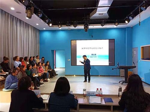 老师们认真聆听 老师们认真聆听