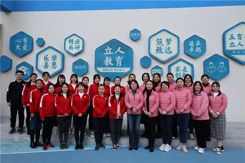 12全体成员在立人文化墙前留影 12全体成员在立人文化墙前留影