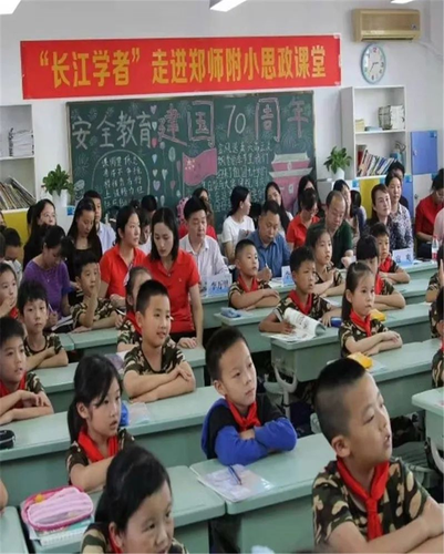 “长江学者”于伟教授到我校讲思政课,同学们听得很认真 “长江学者”于伟教授到我校讲思政课,同学们听得很认真