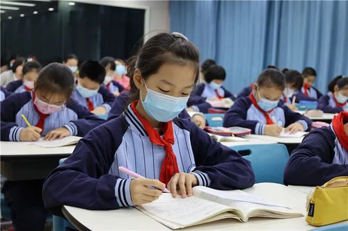 孩子们认真听课 孩子们认真听课