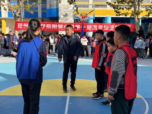 裁判员耐心讲解比赛规则 裁判员耐心讲解比赛规则