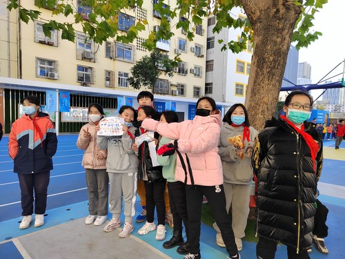 啦啦队,为队员们加油鼓劲! 啦啦队,为队员们加油鼓劲!