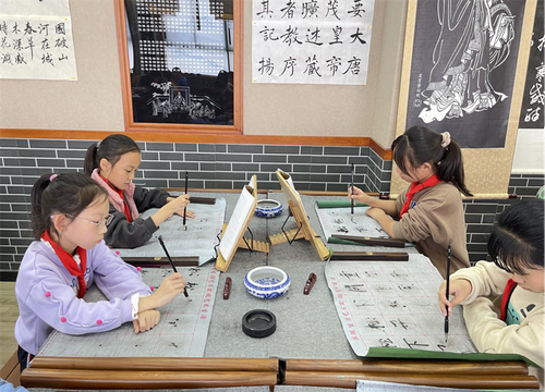 10书法社团的学生在加强练习 10书法社团的学生在加强练习