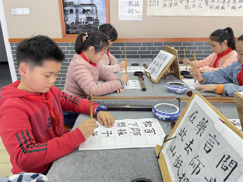 12学生们兴趣盎然 12学生们兴趣盎然