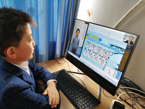 同学们观看研究成果 同学们观看研究成果