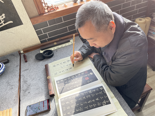 6赵鹏杰老师在练习毛笔字 6赵鹏杰老师在练习毛笔字