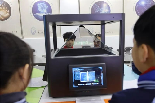 6学生在 “全息探索世界”校本课程中模拟火箭发射 6学生在 “全息探索世界”校本课程中模拟火箭发射