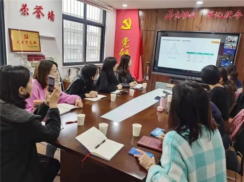 12一、二年级全体语文教师参加学业质量分析 12一、二年级全体语文教师参加学业质量分析