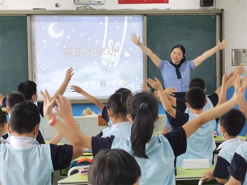 8雨点姐姐带领同学们做放松训练 8雨点姐姐带领同学们做放松训练