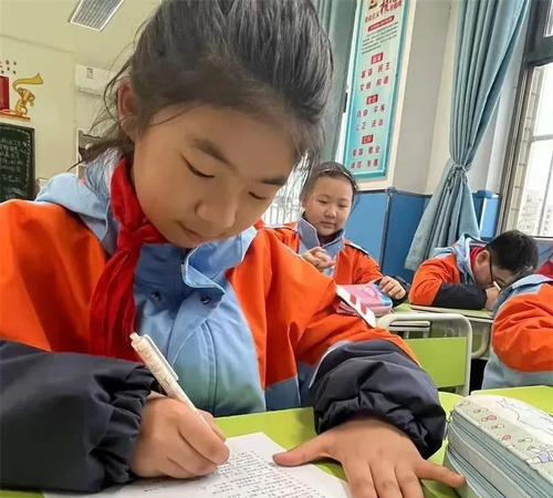 3同学们在学期初填写《心理健康筛查表》 3同学们在学期初填写《心理健康筛查表》