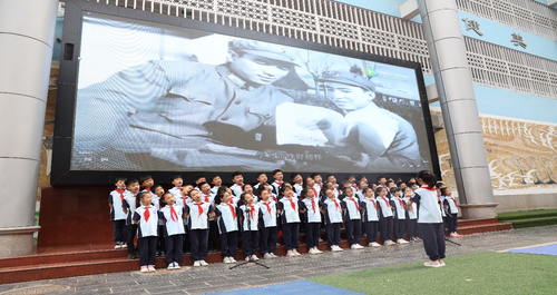 二(2)班演唱歌曲《学习雷锋好榜样》 二(2)班演唱歌曲《学习雷锋好榜样》