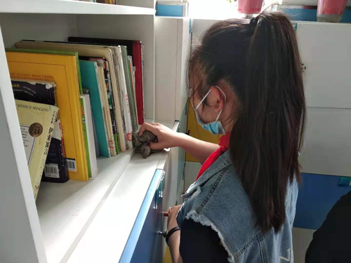 校园中,默默打扫的你——最美丽! 校园中,默默打扫的你——最美丽!