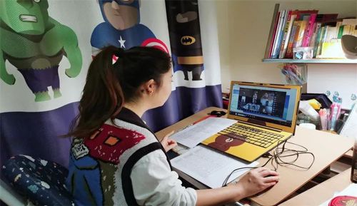 老师陪同学生们进行线上学科素养展示 老师陪同学生们进行线上学科素养展示